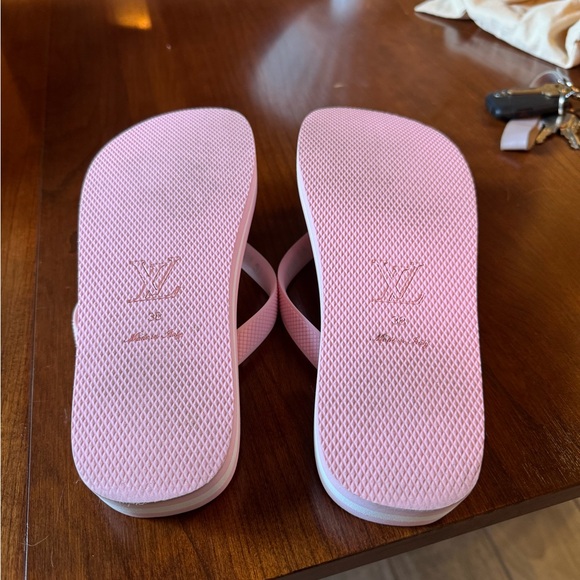Louis Vuitton pink and yellow pool flip flops. Size 38. - Picture 4 of 5